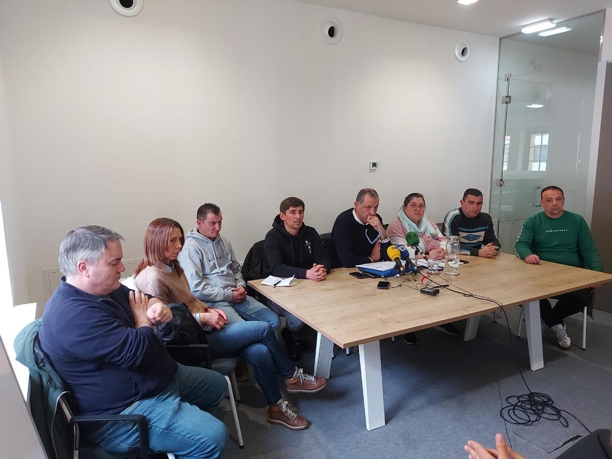Por la izquierda, Crisanto Iglesias, de la Asociación Sindical Independiente; María José Suárez, del Sindicato Astur Independiente; Ricardo José Friera, de Unión Sindical Obrera; Sergio Terente, de USIPA; Pedro Rodríguez, de UGT; Antonia Aranda, de FSI; Pedro Roldán, de CC OO; y Javier Gancedo, de UGT, durante la comparecencia.