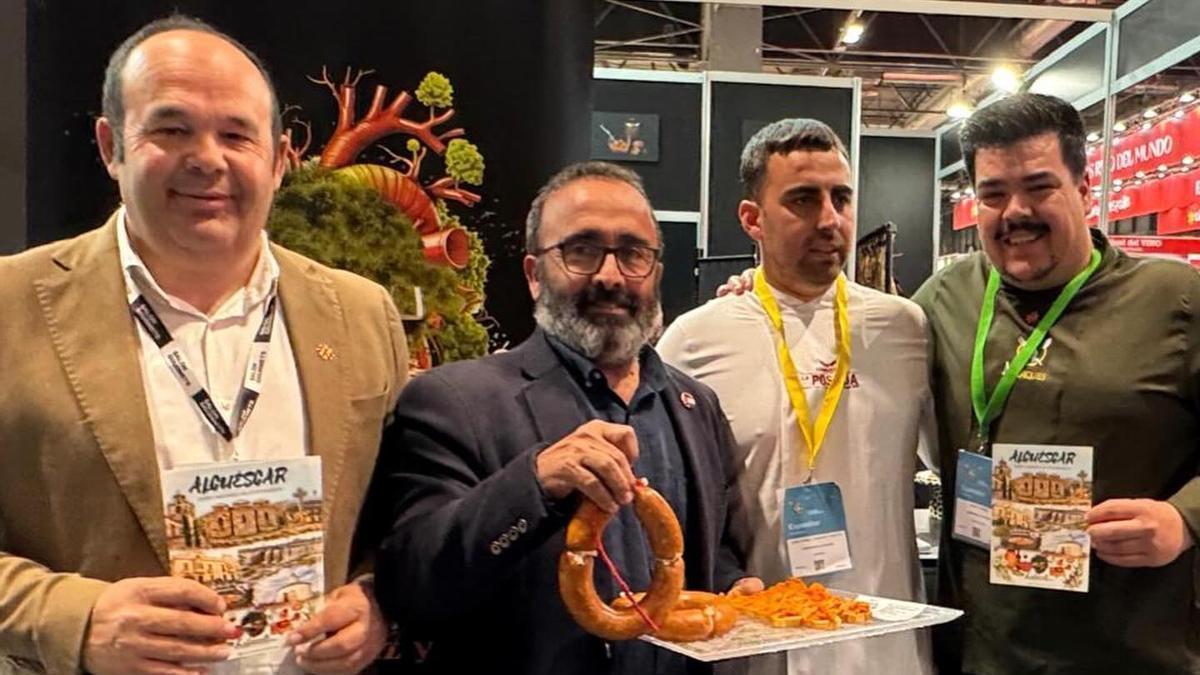 De izquierda a derecha, Dioni Vasco, alcalde de Alcuéscar; Miguel Ángel Morales, presidente de la Diputación de Cáceres; Juan Ángel Gaspar, Carnicería La Posada; y Adán Toribio, de restaurante El Marqués Arroz & Brasas de Alcuéscar.