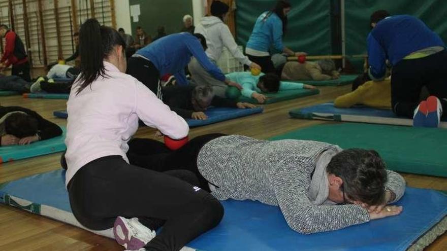 Alumnos del Tafad y afectados de párkinson durante el taller. // FDV