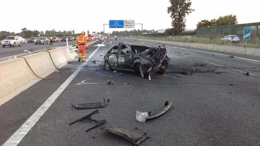 El vehículo incendiado en el accidente.