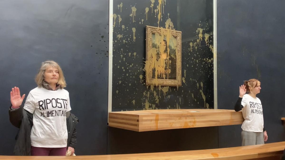 Dos activistas arrojaron a la Mona Lisa, el pasado domingo, una sopa en protesta contra el "sistema agrícola enfermo".