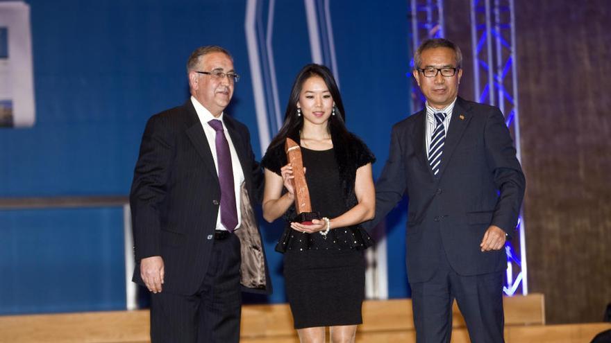 Jeong Cheol Kim y Laura Kim reciben el galardón