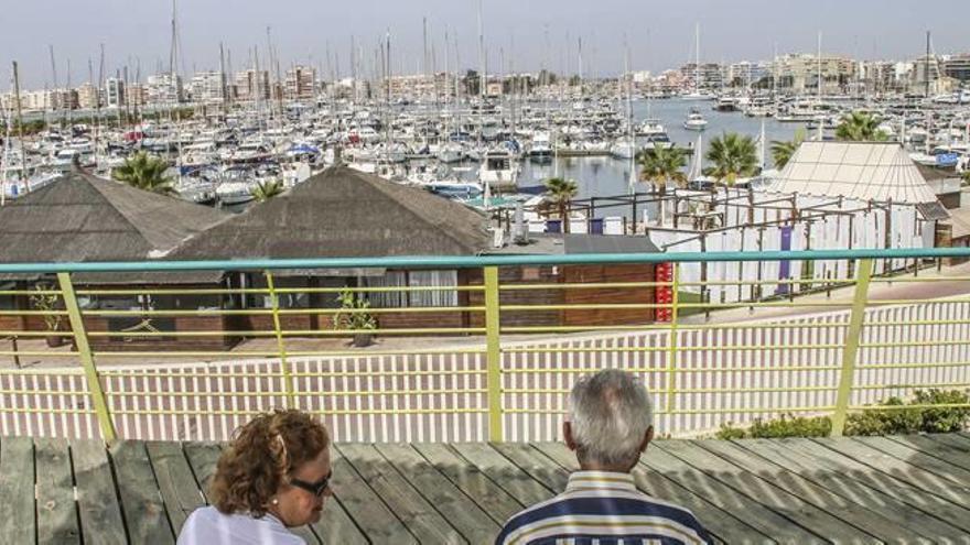 Imagen panorámica del puerto deportivo de Marina Salinas de Torrevieja .