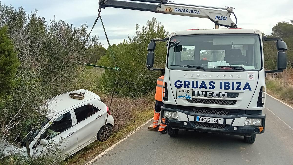 Un equipo de Grúas Ibiza retira el turismo accidentado.