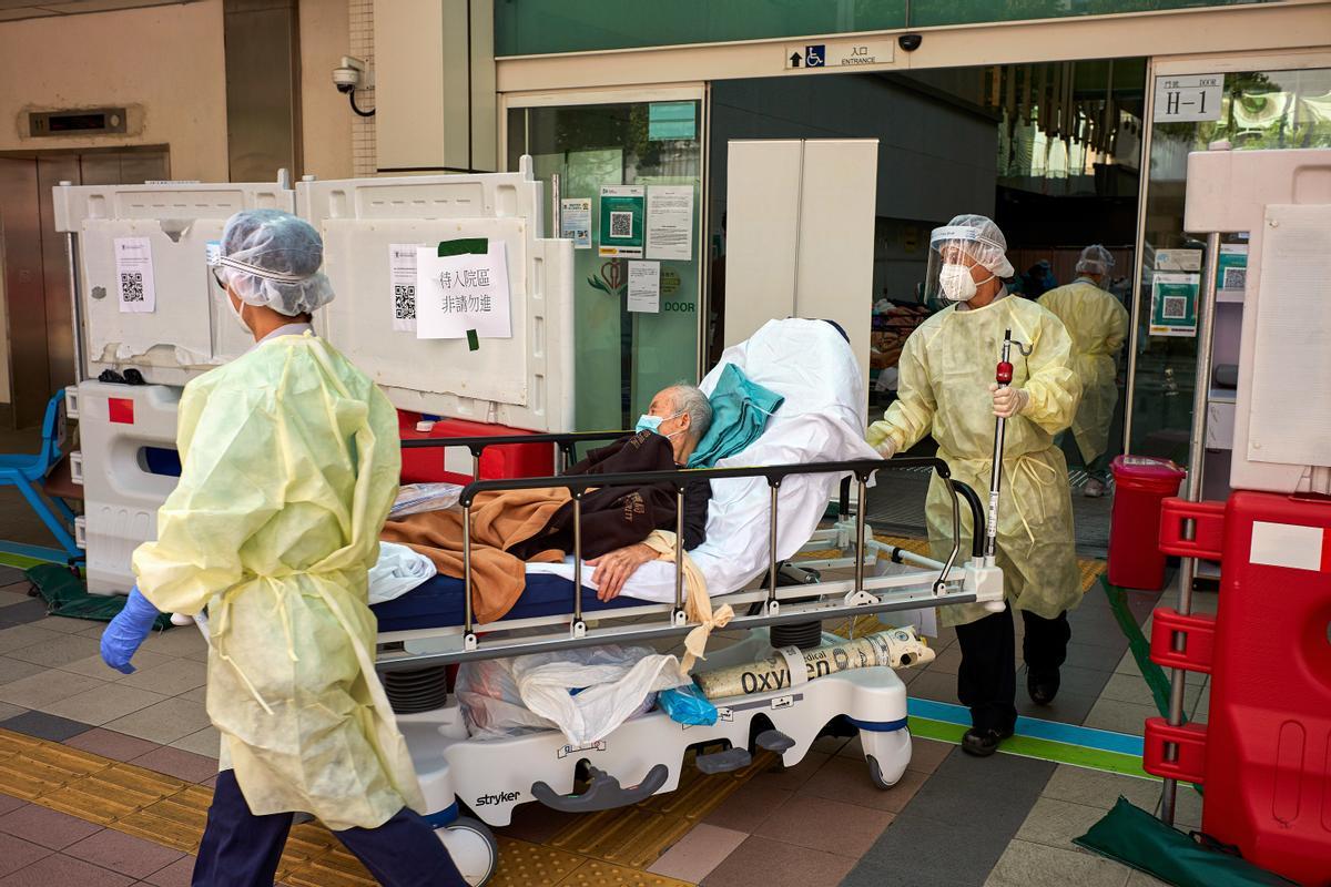 El personal del hospital transfiere a un paciente al Hospital Princess Margaret en Hong Kong.