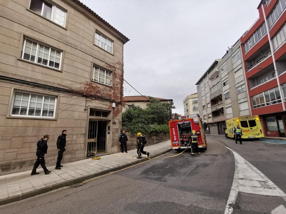 Sucesos en Pontevedra | Evacuada una pareja por un incendio en su casa en Marín