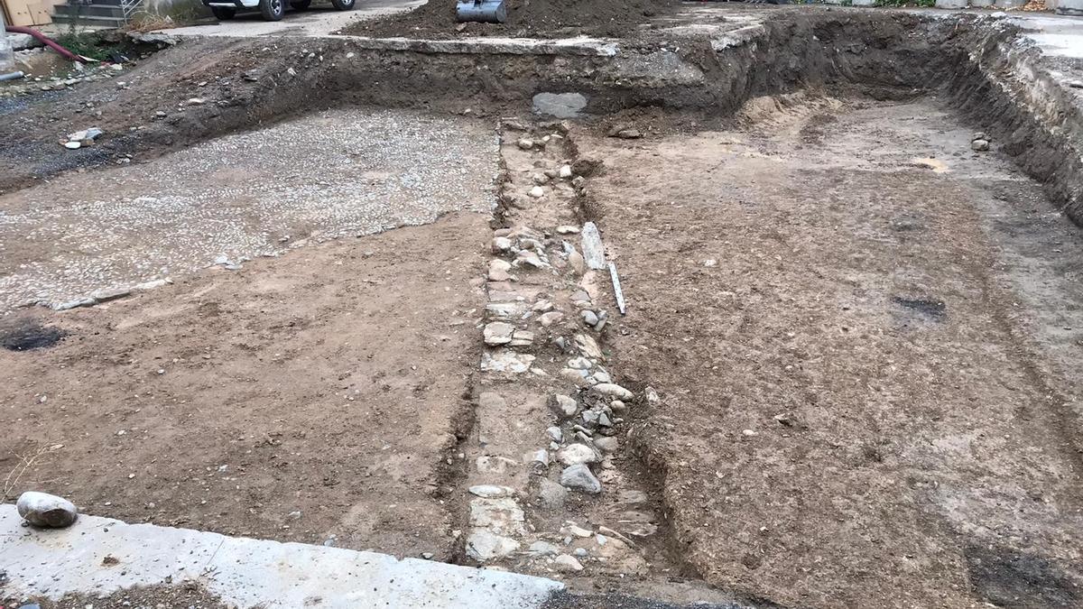 El tram de la muralla baix medieval descobert al jaciment del pati de les Monges de la Seu d&#039;Urgell durant les tasques de delimitació de la zona arqueològica