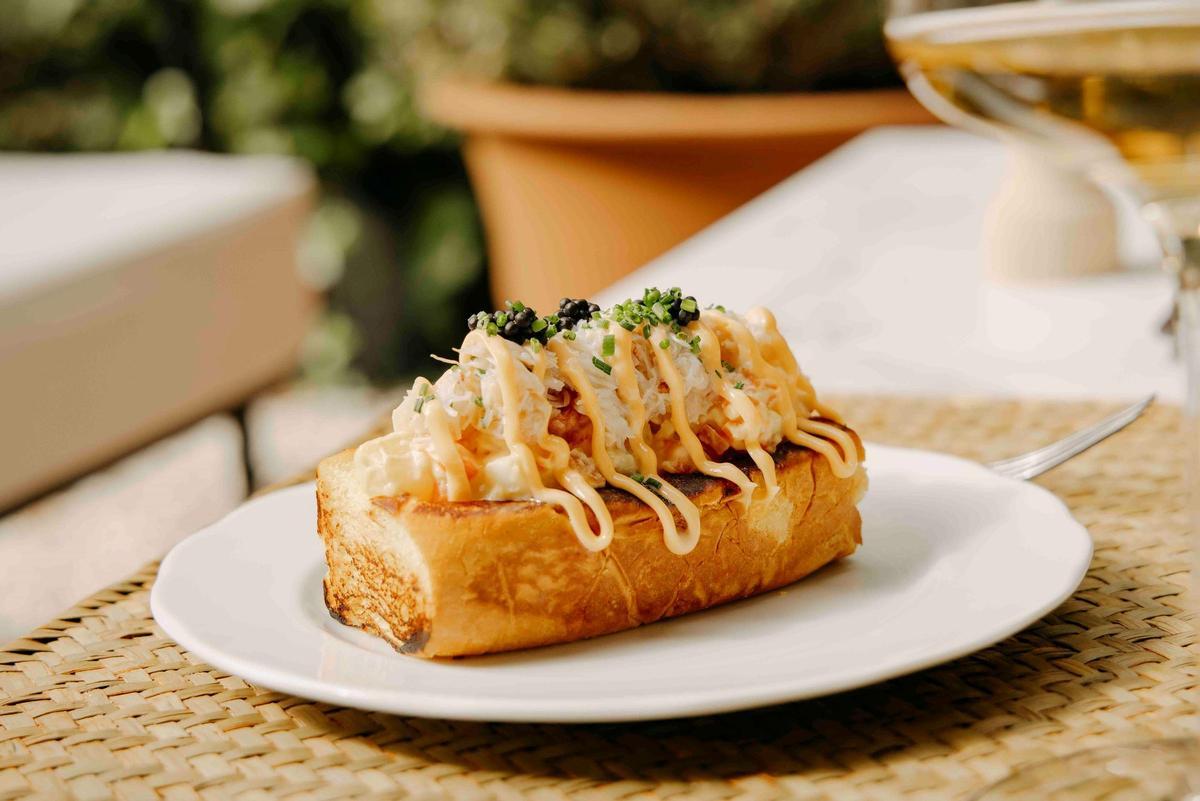 Montadito de ensaladilla de buey de mar.
