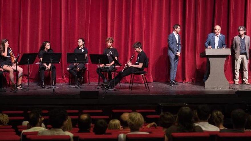 Autoritats, i l&#039;orquestra d&#039;exalumnes de l&#039;escola, aquest dimecres a l&#039;escenari