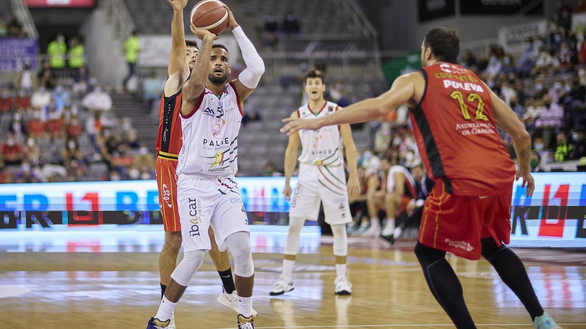 Yannis Mendy lanza a canasta durante un partido ante el Granada.