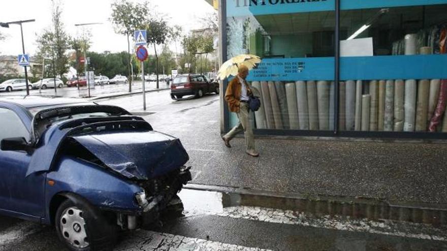 Dos cotxes topen i un s&#039;encasta en una bugaderia