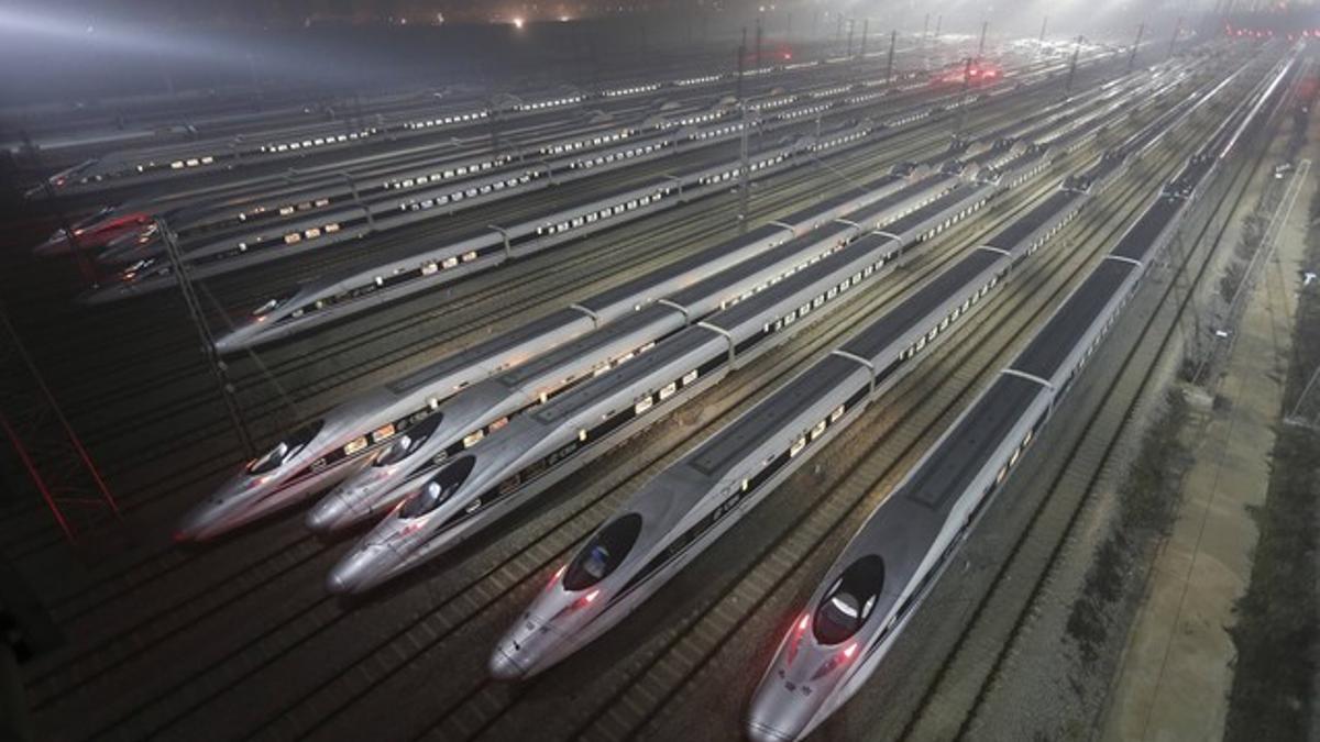 Trenes de alta velocidad en la estación de Wuhan, el martes.