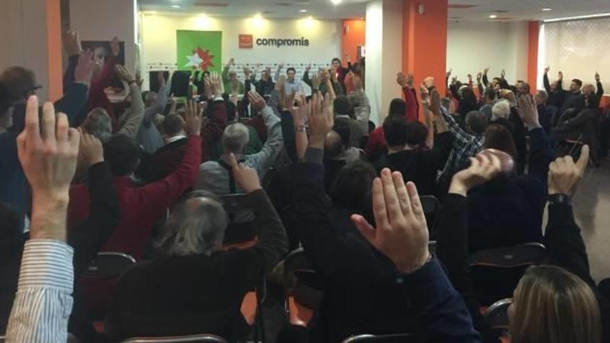 Dirigentes y afiliados de Iniciativa votan ayer en contra de la investidura de Pedro Sánchez.