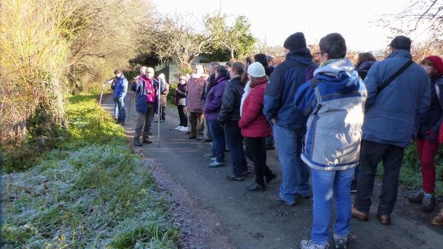 Participantes en la caminata reivindicativa de 2017 para exigir cambios en el proyecto de la senda de Os Caneiros.