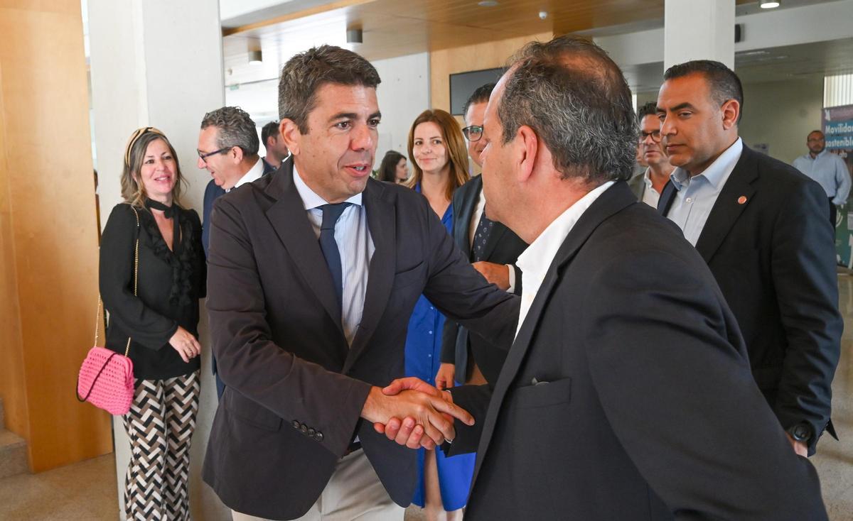 El jefe del Consell, Carlos Mazón, saluda al presidente de la Cámara , Carlos Baño, ayer en un acto sobre Europa en el Ayuntamiento de Benidorm.