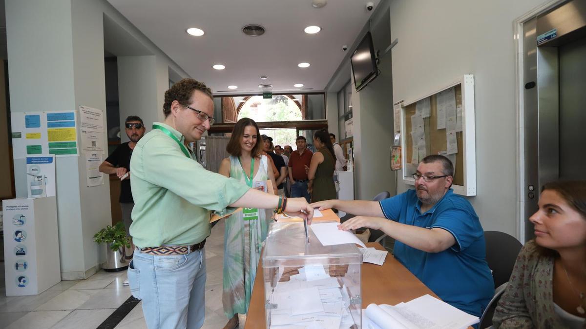 El candidato de Vox por Córdoba, José Ramírez, ejerce su derecho al voto.
