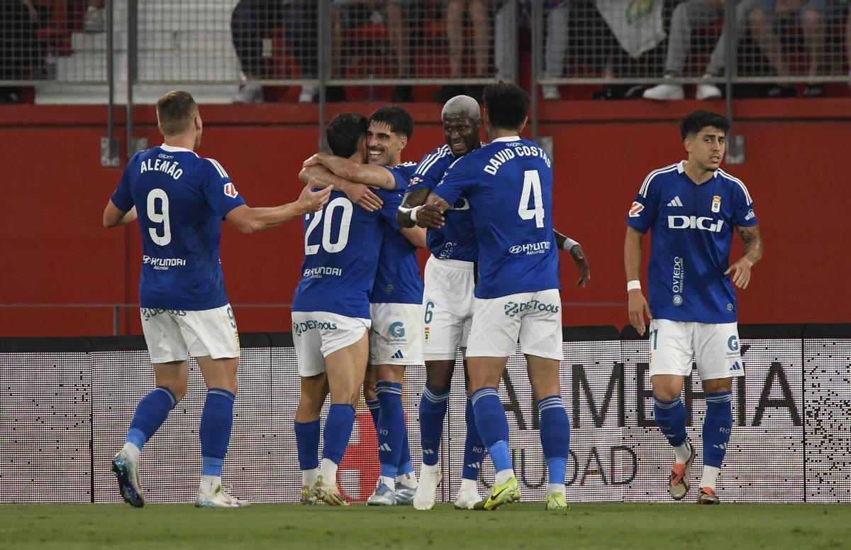 ALMERÍA, 07/06/2025.- Los jugadores del Oviedo celebran un gol durante el partido de ida de la primera eliminatoria de la fase de ascenso a Primera División que UD Almería y Real Oviedo disputan este sábado en Almería. EFE/ Carlos Barba
