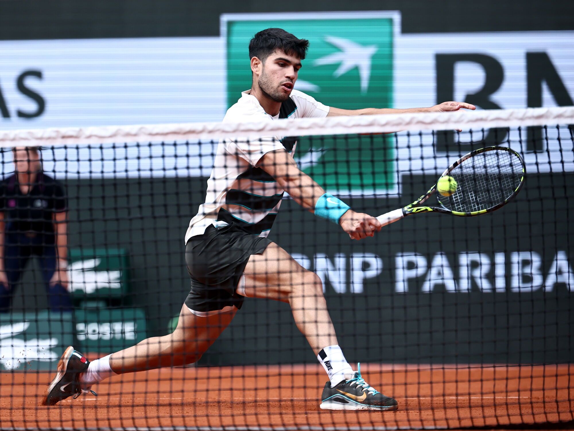 PARIS (France), 08/06/2025.- Carlos Alcaraz of Spain in action during his Men's final match against Jannik Sinner of Italy at the French Open Grand Slam tennis tournament at Roland Garros in Paris, France, 08 June 2025. (Tenis, Abierto, Francia, Italia, España) EFE/EPA/CHRISTOPHE PETIT TESSON