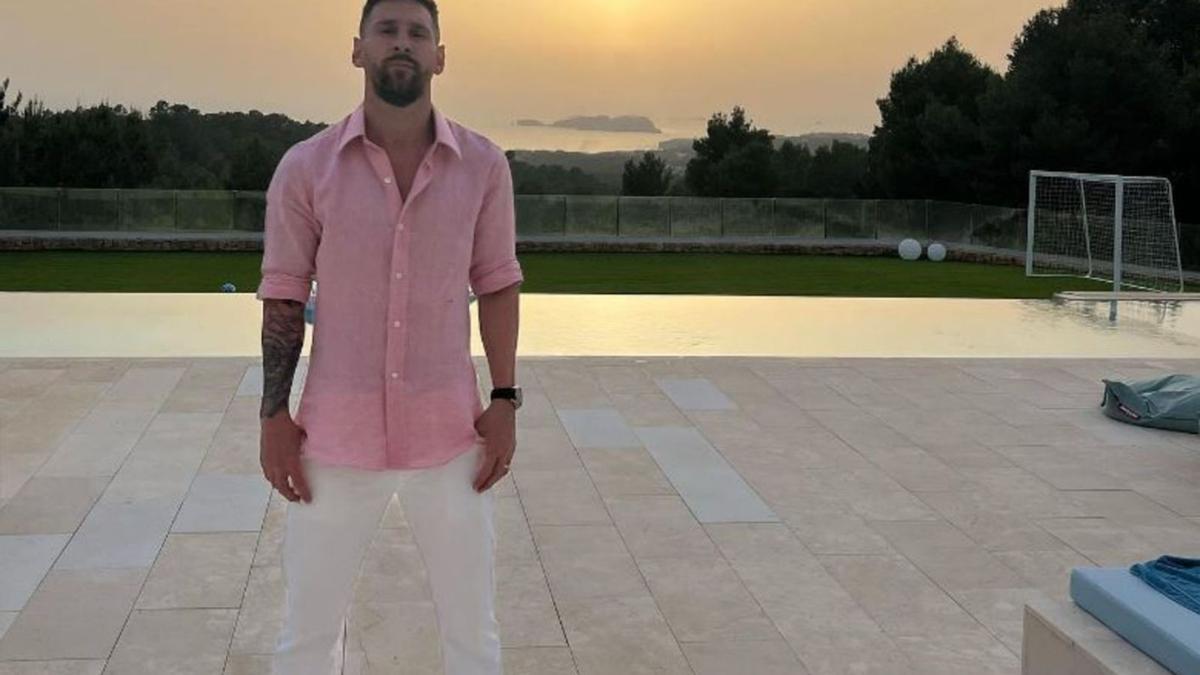 Messi en la villa con vistas al mar, en una foto que este verano colgó en las redes sociales. | D. I.