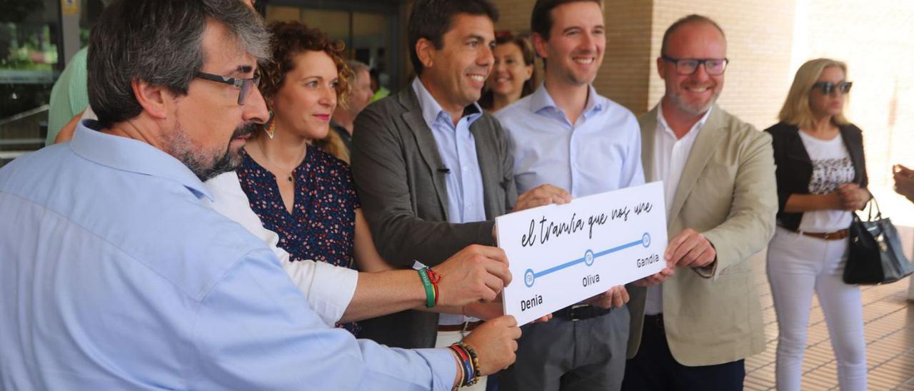 Carlos Mazón, con Víctor Soler, Avelino Mascarell y dirigentes del PP, ayer en la estación de tren de Gandia.