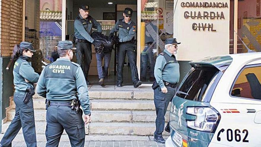 La Guardia Civil se lleva al asesino confeso de la Comandancia de la Guardia Civil.