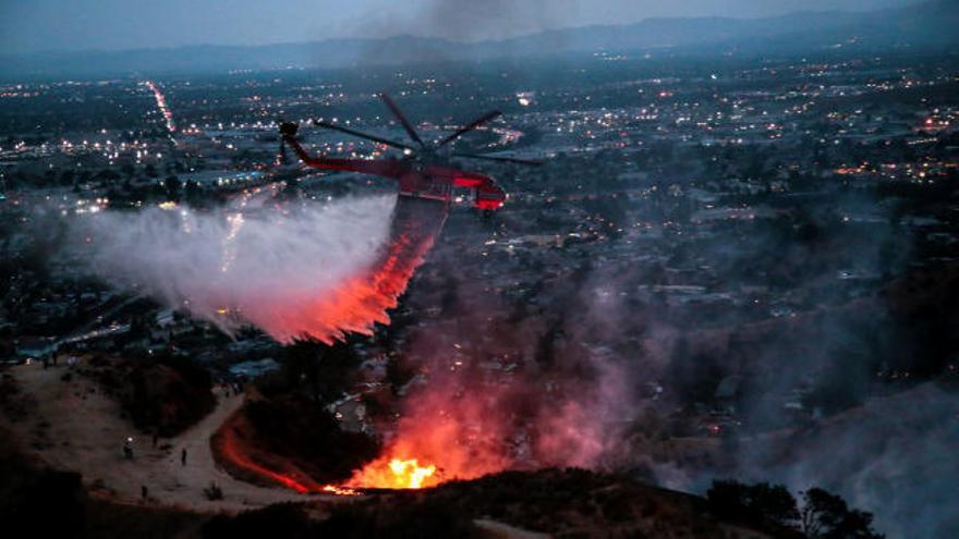 El incendio de Los Ángeles obliga a evacuar más de 700 viviendas