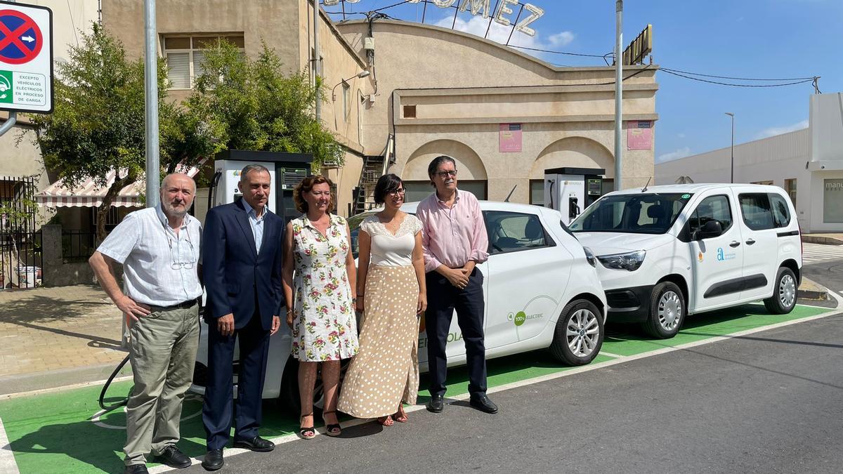 Miembros de la corporación local y representantes de Iberdrola, en los nuevos puntos de recarga en la avenida Príncipe de España en Almoradí