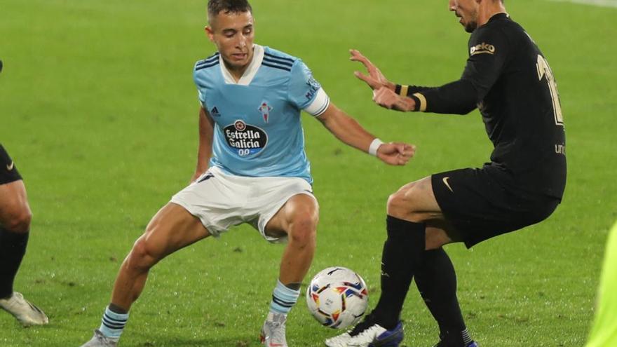 Emre Mor trata de driblar a Lenglet