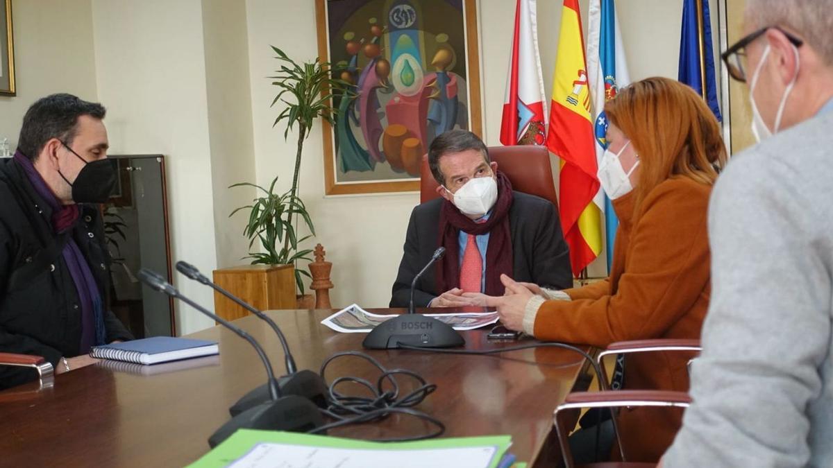 San Blas sin furanchos pero con pase COVID. Por segundo año consecutivo, la romería de San Blas se celebra sin los populares furanchos, el imán hasta Bembrive para los romeros de todo Vigo y alrededores. La Alameda do Torreiro se dividirá en dos zonas, según ha explicado el presidente de la comisión, David Gómez Otero: una dedicada a los conciertos y una segunda donde se instalarán los tradicionales puestos de artesanía o rosquillas. Estará delimitado, con control de aforo y para acceder se exigirá el pasaporte COVID. Se instalará una pequeña barra, pero estará prohibido comer y beber de pie. La comisión de fiestas se reunió ayer con el alcalde para analizar los detalles.