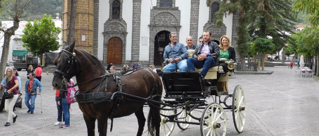 La alcaldesa Isabel Guerra, con los concejales, Antonio Rodríguez y Sergio Nuez, en la presentación en enero de la tartana.