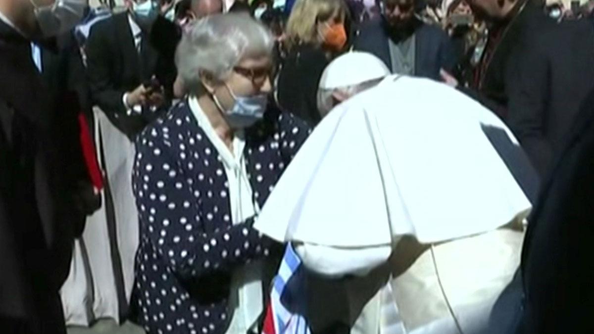 El beso del papa al número tatuado de una sobreviviente del Holocausto