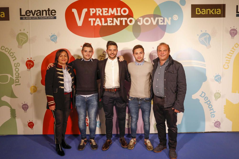 Los invitados posan en el photocall de los premios Talento Joven CV.