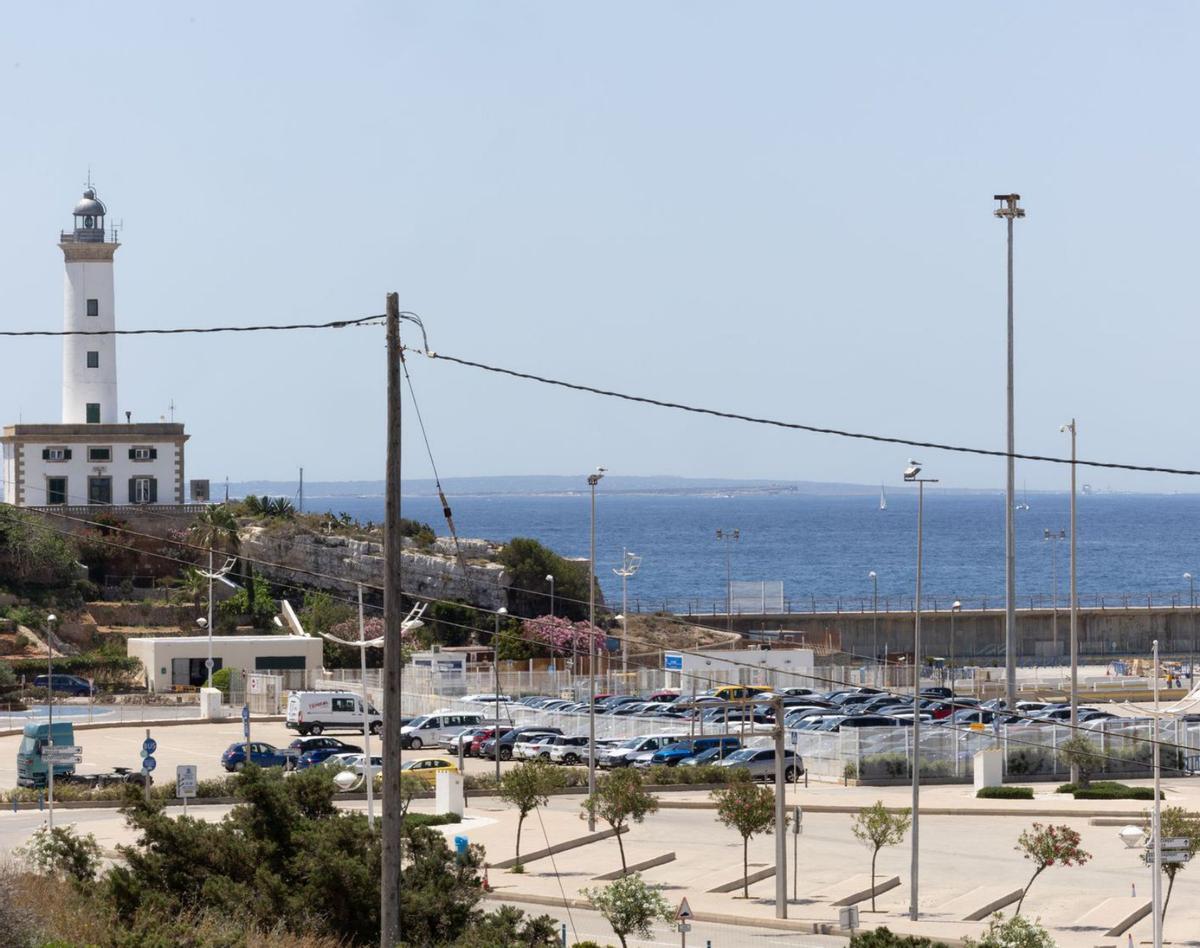 Los motivos por los que Competencia amenaza con impugnar judicialmente la limitación de coches de Ibiza