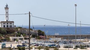 Vehículos estacionados ayer por la mañana en el puerto de es Botafoc. | VICENT MARÍ