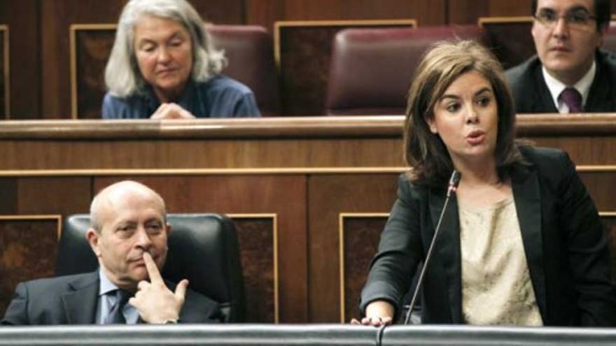 Sáenz de Santamaría &#039;reprueba&#039; a Wert en el Congreso