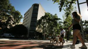 Barcelona 28/05/2025 Barcelona Edificio de oficinas cerrado en la Diagonal desde hace 15 años, por ser considerado un edificio enfermo (provocaba dolor de cabeza y otras molestias a los trabajadores). Ahora la Diputación tiene un proyecto para realizar obras para arreglarlo y reabrirlo en 2028. En la Av.Diagonal, 233 hace esquina con Padilla . FOTO DE RICARD CUGAT