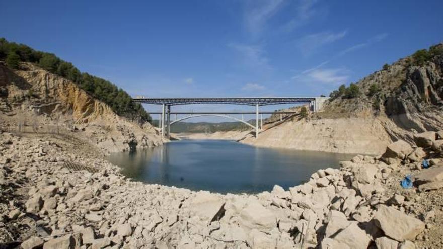 El embalse de Contreras, en octubre de 2017, cuando apenas almacenaba el 10 % de su capacidad. Sigue en cifras similares.