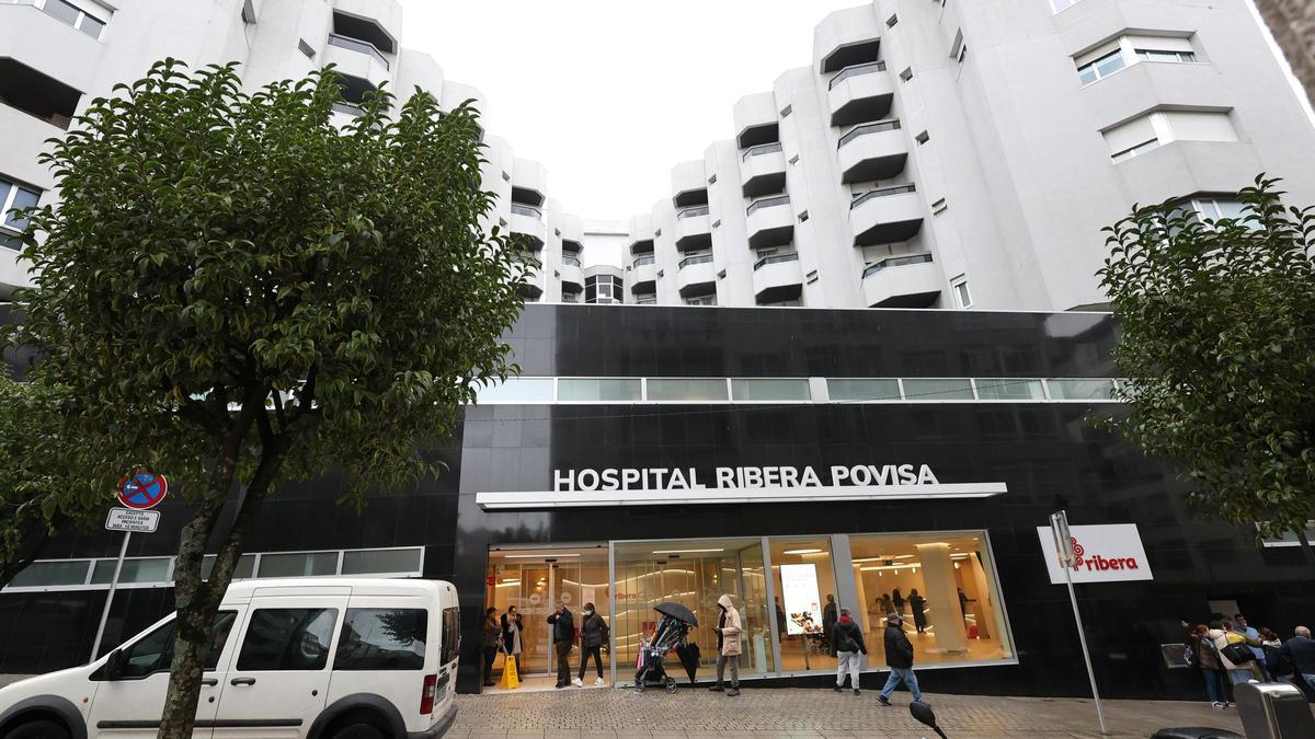 Vista general de la entrada al hospital Ribera Povisa.