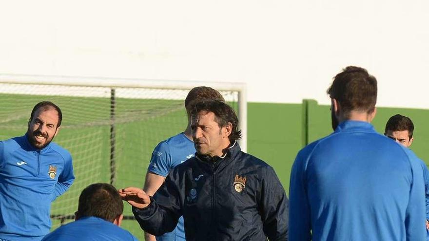 Luisito dando indicaciones a los suyos durante un entrenamiento celebrado en A Seca. // Rafa Vázquez