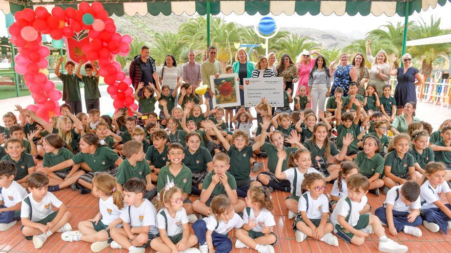 Subasta de un cuadro en el Canterbury School Maspalomas para ayudar a Pequeño Valiente