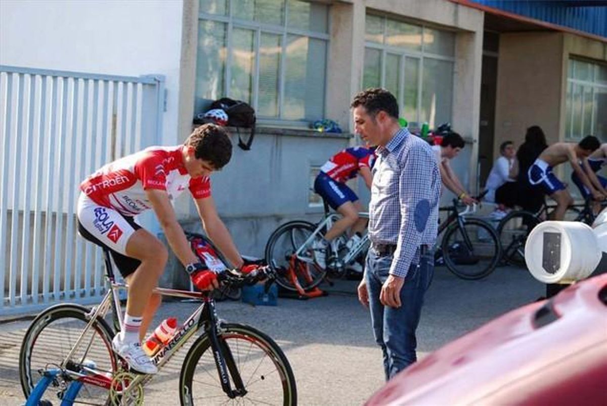 Miguel Induráin aconsella el seu fill gran mentre escalfa sobre el corró, diumenge passat, a Estella.