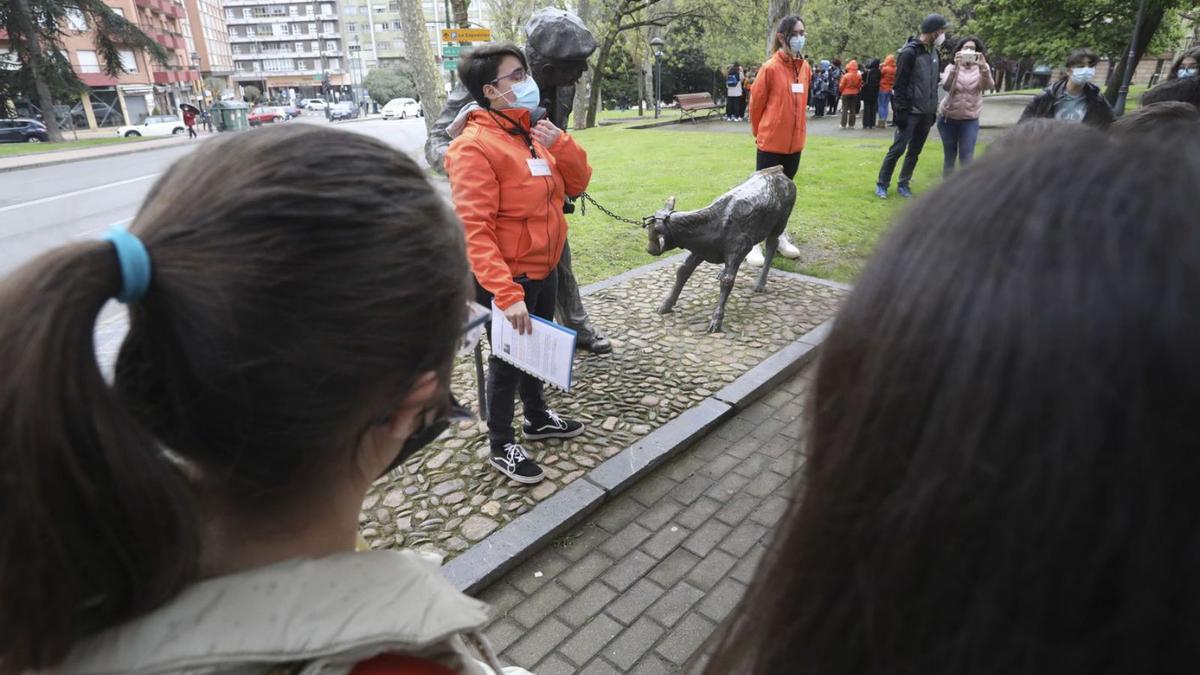 Nerea Rodríguez explica la estatua de “El tratante” al alumnado de sexto del colegio de Las Vegas. | Ricardo Solís