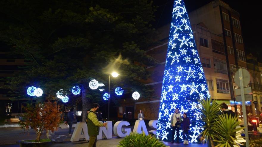 Cangas pone luces a la Navidad