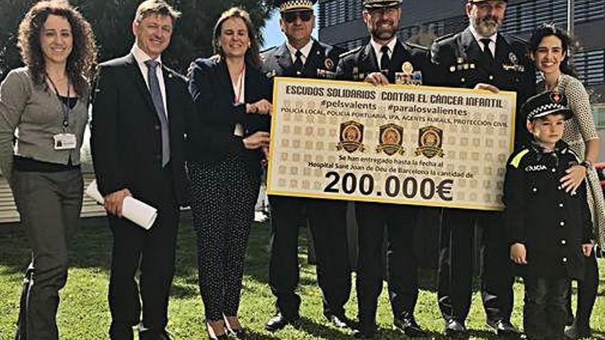 La policia de Caldes entrega un xec de 200.000 euros a Sant Joan de Déu