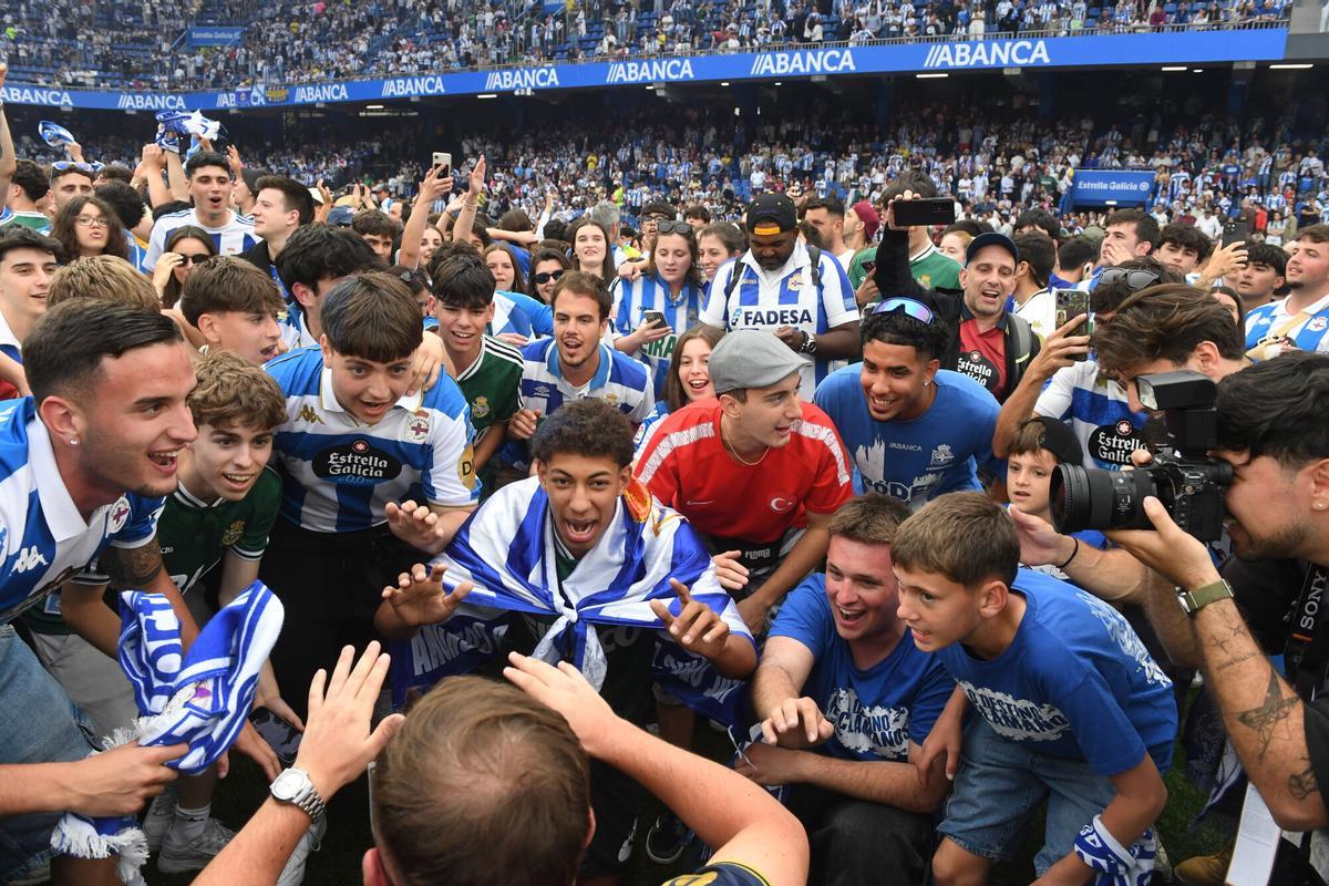La fiesta lo inundó todo en Riazor, el fútbol era de lo menos