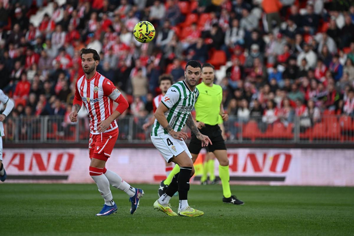 Álex Martín durante el partido ante el Almería