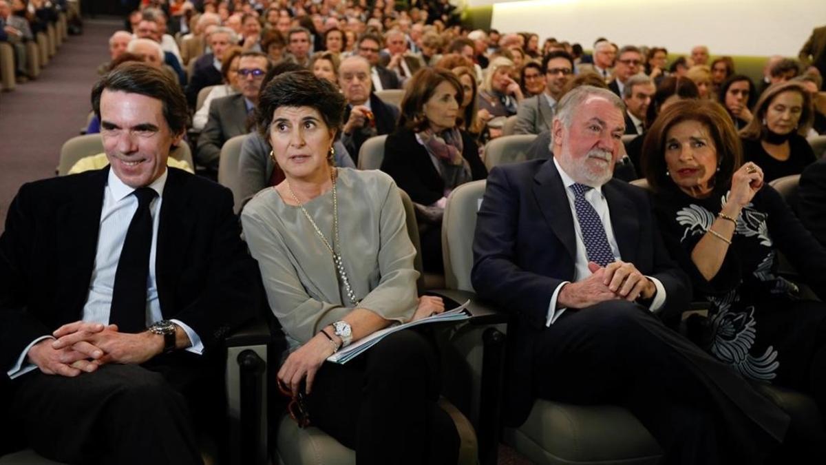 José María Aznar, junto a María San Gil, Jaime Mayor Oreja y Ana Botella, este lunes.