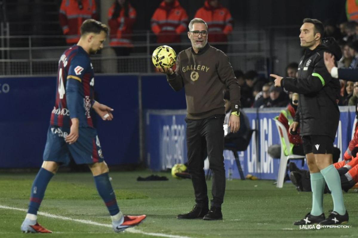 Jon Pérez 'Bolo', en el partido entre la SD Huesca y el Cádiz en El Alcoraz.
