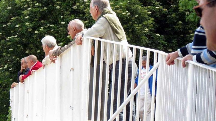 Un grupo de jubilados, apoyado en una barandilla frente a la estación de Urzáiz de Vigo. // FdV