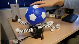 La UMA diseña una mano robótica que permite desplazar objetos con un único agarre